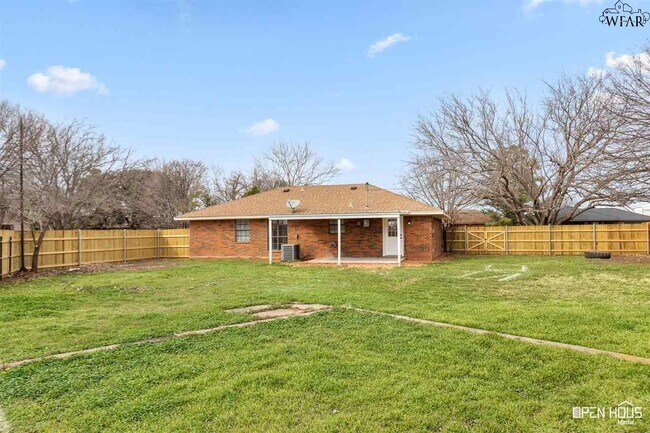 Building Photo - 300 E Garden Dr