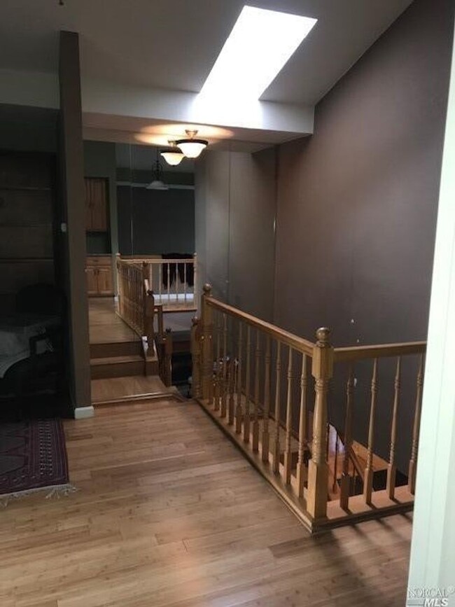 Building Photo - Gorgeous 3 bedroom 2.5 bath 2 story Townho...