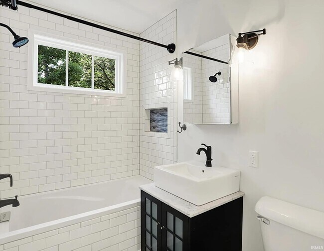 Building Photo - 1604 E University St