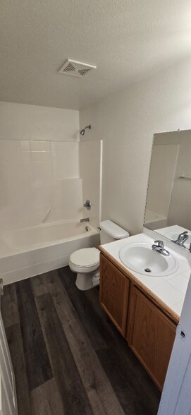 Building Photo - 18555 SW Takena Ct