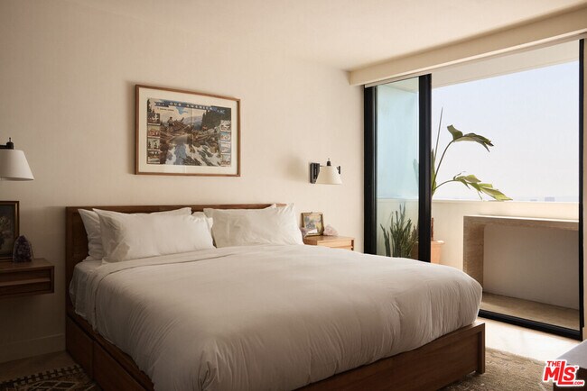 Building Photo - 8787 Shoreham Dr