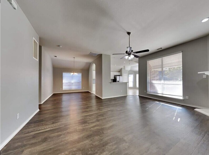 Building Photo - 2920 Crystal Way