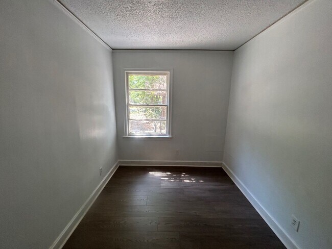 Building Photo - 823 S Kilbourne Rd