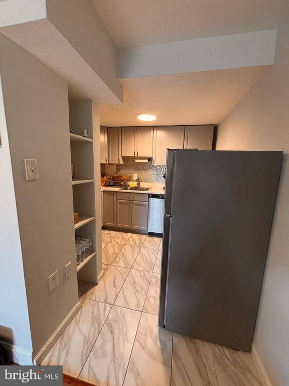 Building Photo - 2 Canterbury Square