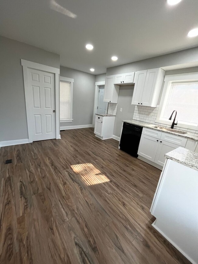 Building Photo - Recently renovated 2 bedroom 1.5 bathroom ...