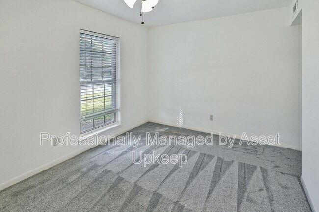 Building Photo - 1306 Clearview Dr