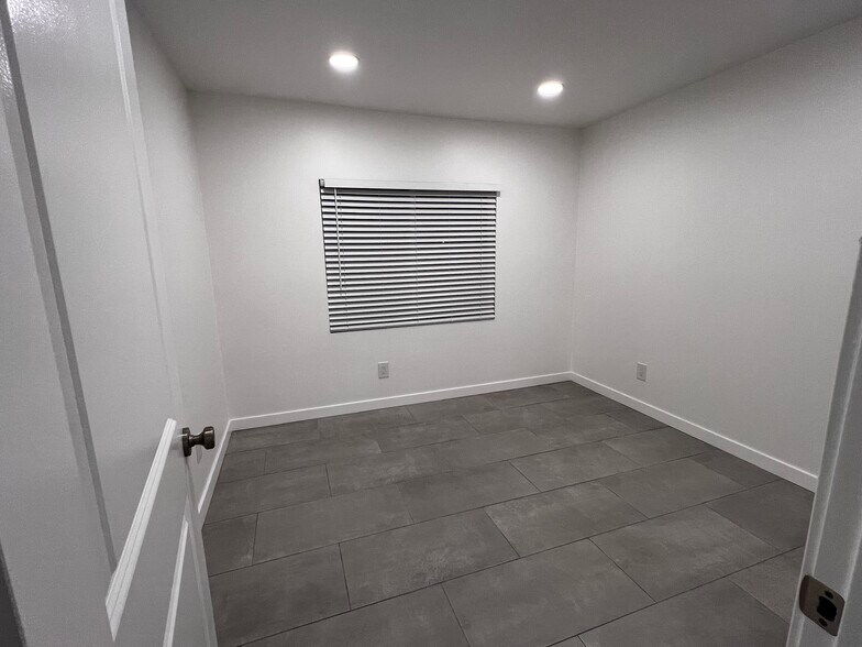 Building Photo - 9717 Oak St