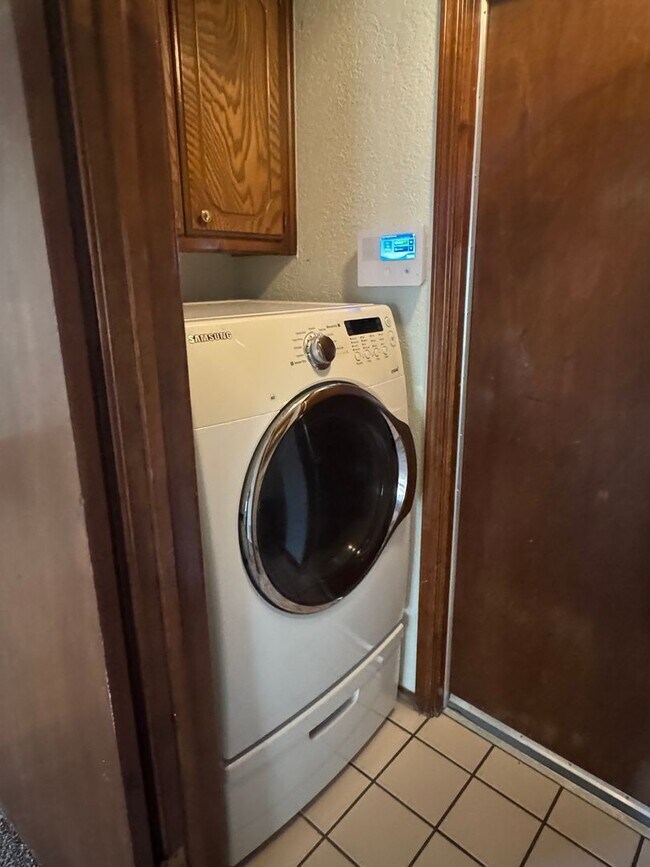 Building Photo - 3 bedroom, 2 bathroom, 2 car garage in Sou...