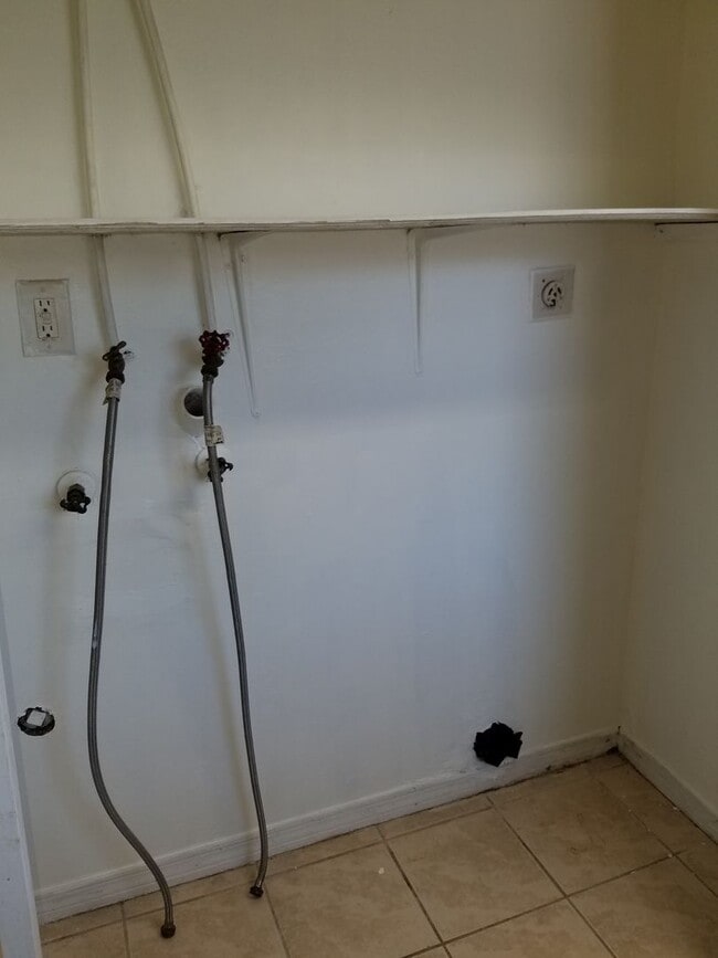 Building Photo - Cedar Ave - A