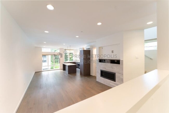 Building Photo - 3 bedroom in Bellevue WA 98004