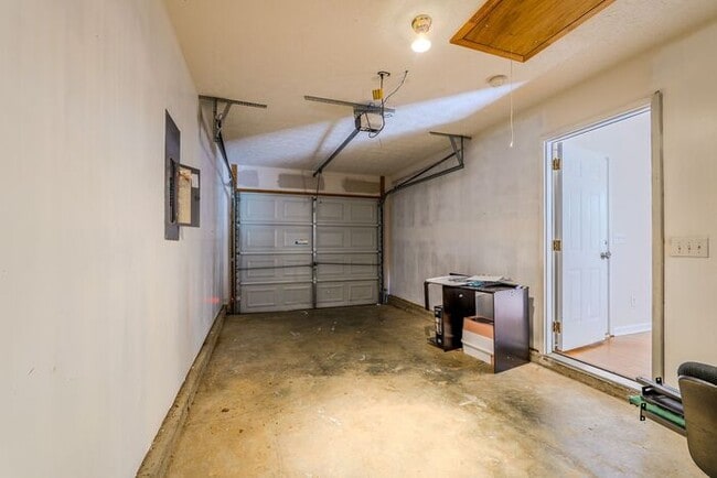 Building Photo - 263 Silver Ridge Dr