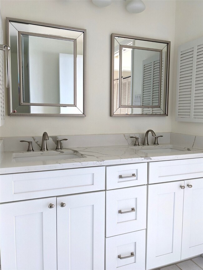 Building Photo - 5001 Woodway Dr