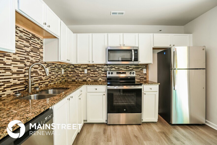 Building Photo - 5945 Hamilton Oaks Dr
