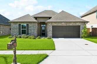 Building Photo - Modern Comfort Meets Cozy Charm in This 3-...