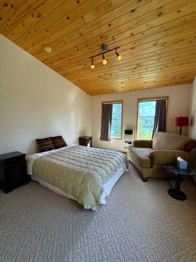 Building Photo - RIVERFRONT HOME + SHOP!