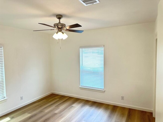 Building Photo - 2902 Spring Cir
