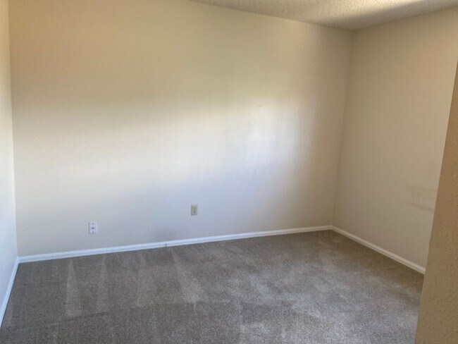 Building Photo - Fantastic 3 Bedroom, 2 Bath, 2 Car Garage,...