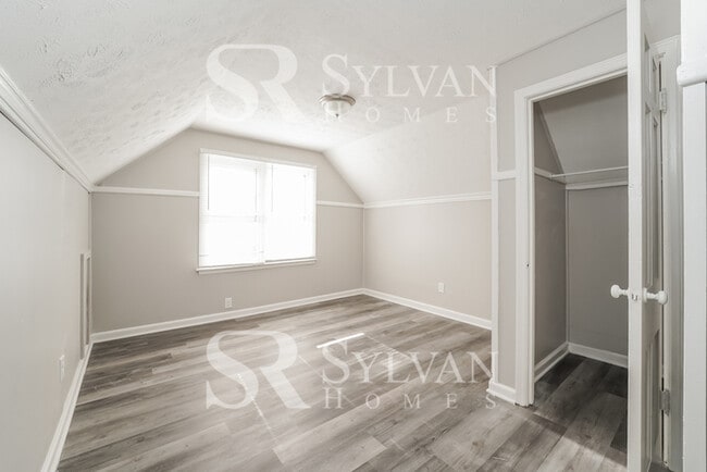 Building Photo - Cute, cozy and comfortable