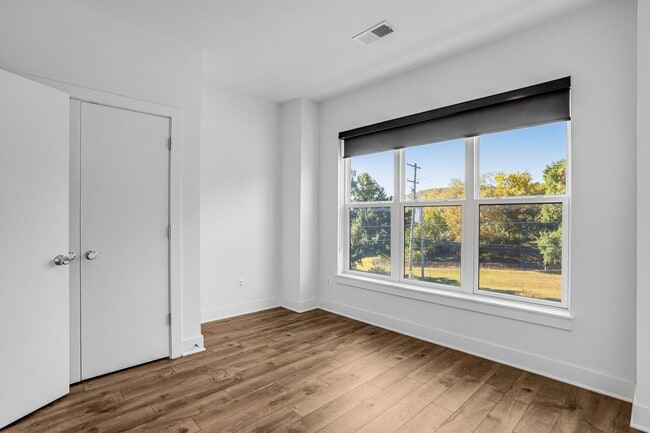 Building Photo - Spacious 4-level Home| 3 bedrooms + Garage parking!