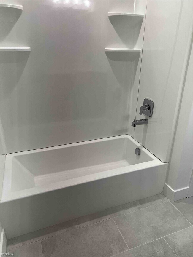 Building Photo - 4 br, 3.5 bath Townhome - 2021 South Sawmi...