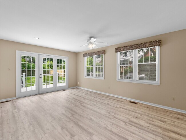 Building Photo - Classic Charm in Arlington