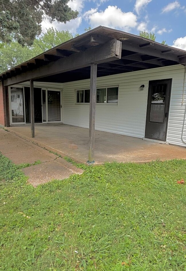 Building Photo - Spacious 3 + Bedroom with 2 Full Baths for...