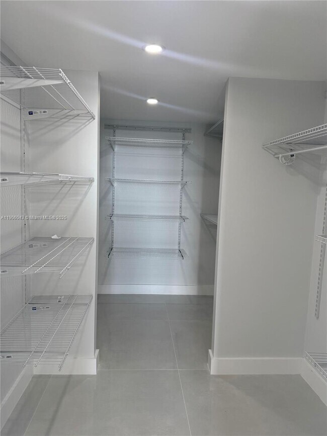 Building Photo - 3675 N Country Club Dr