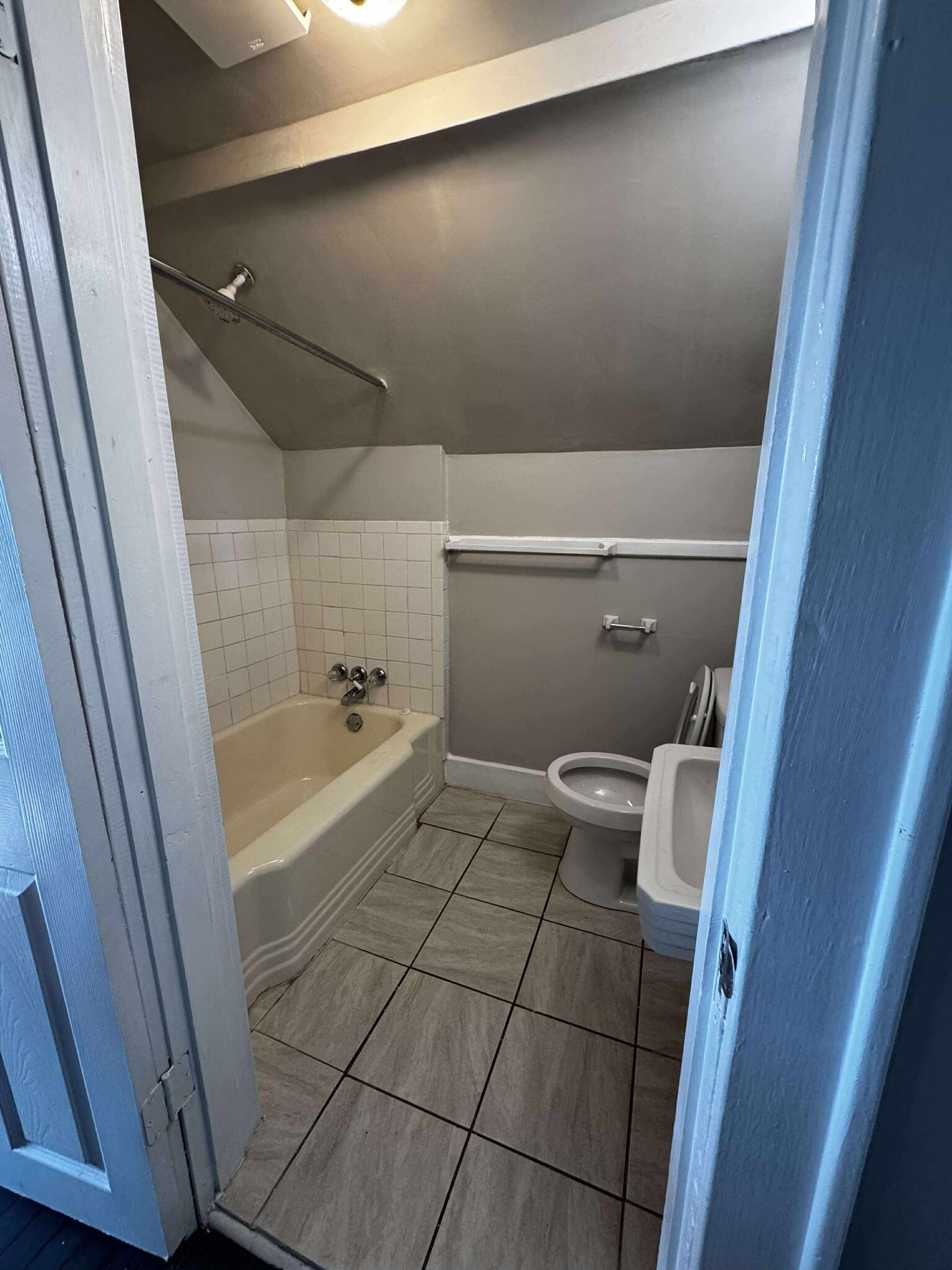 Building Photo - 836 Richardson st