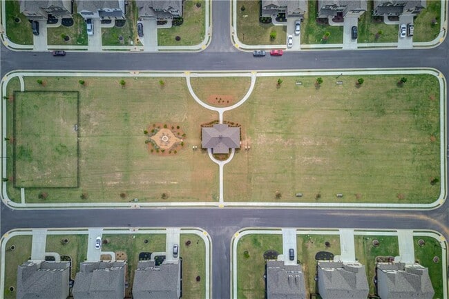 Building Photo - 404 Henson Farm Dr