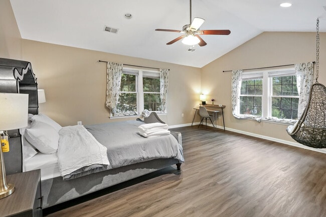 Building Photo - 9 S Walter Reed Dr