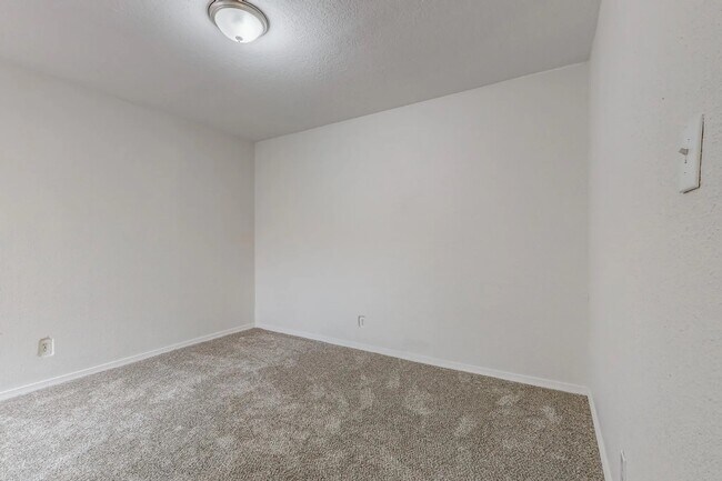 Building Photo - 6005 Fortuna Rd NW