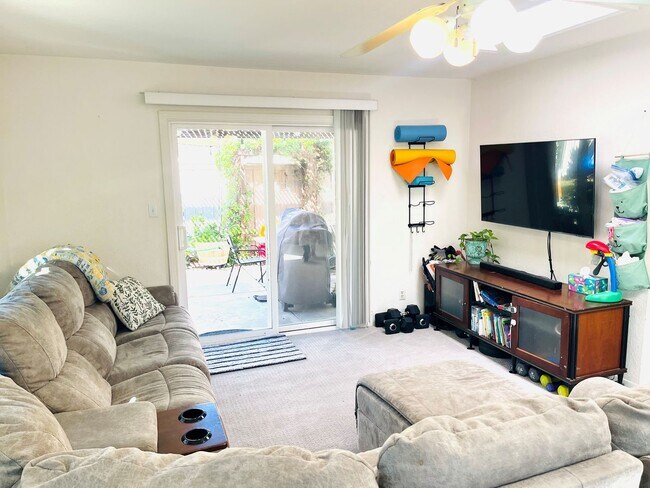 Building Photo - Updated 3 Bed / 2 Bath in Sabre Springs!!