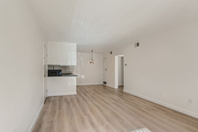 Building Photo - Updated 1BR in Prime DTC Location