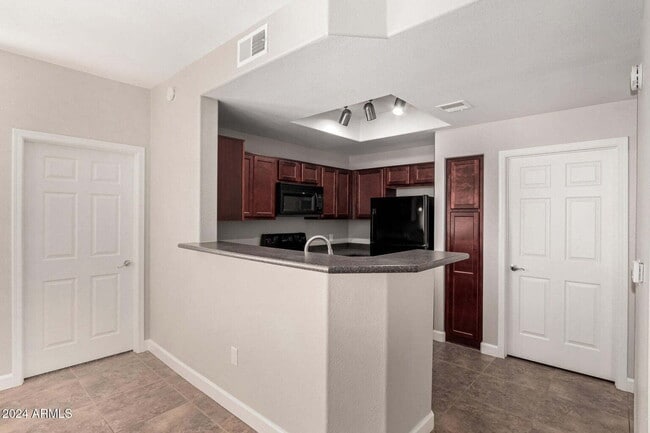 Building Photo - Immaculate Lakewood Community Condo