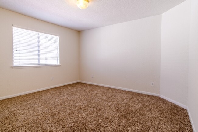 Building Photo - 2918 Five Oaks Dr