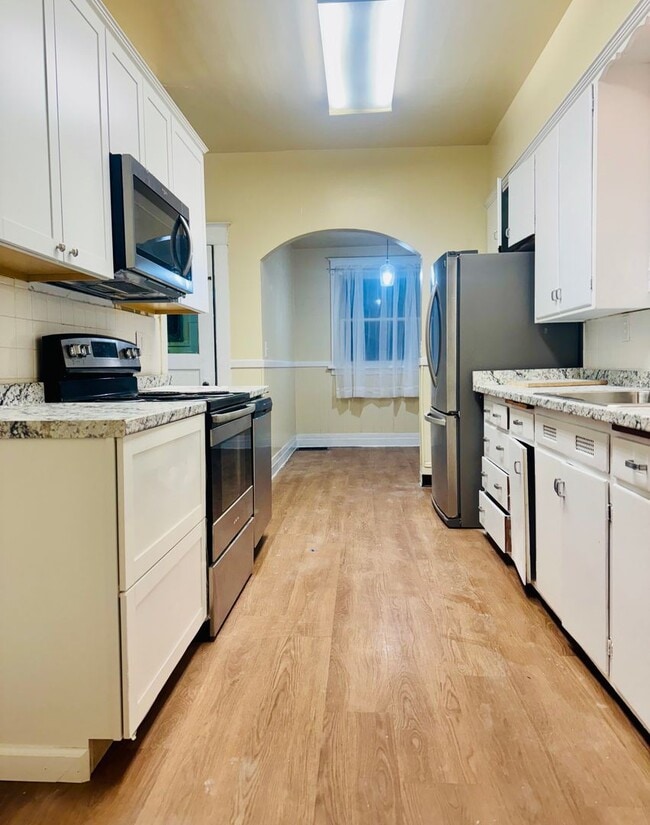 Building Photo - Cute, remodeled home!!