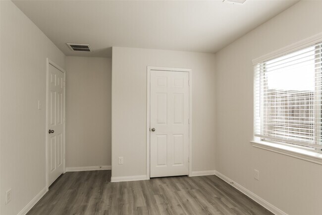 Building Photo - 13401 Raintree Dr