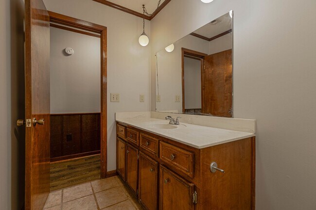 Building Photo - 575 Bradford Dr