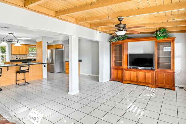 Building Photo - 1205 Sun Cir W
