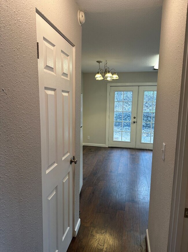 Building Photo - 3 Bedroom/1.5 Bath w/partial Mountain Views