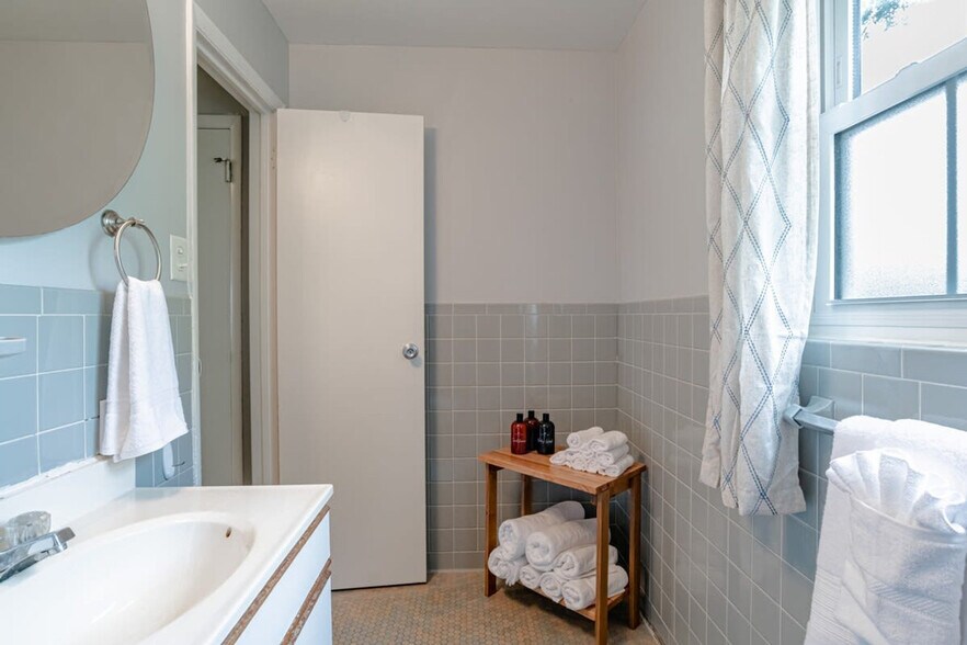 Building Photo - 304 N University Blvd