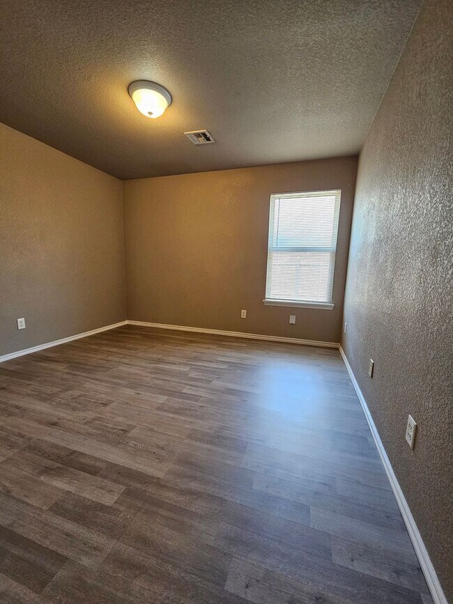 Building Photo - 2713 Edgemere Dr