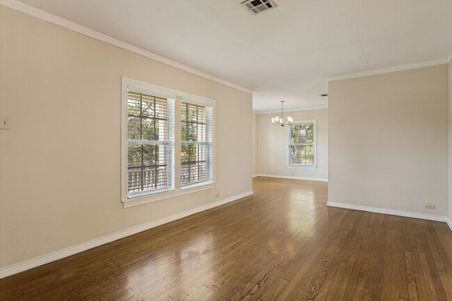 Building Photo - 313 Lilac Ln