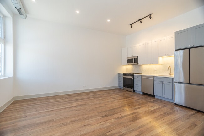 Building Photo - 2028 N Oakley Ave