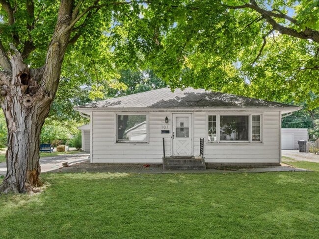 Building Photo - Spacious 3-Bedroom Home with Oversized Garage Space!