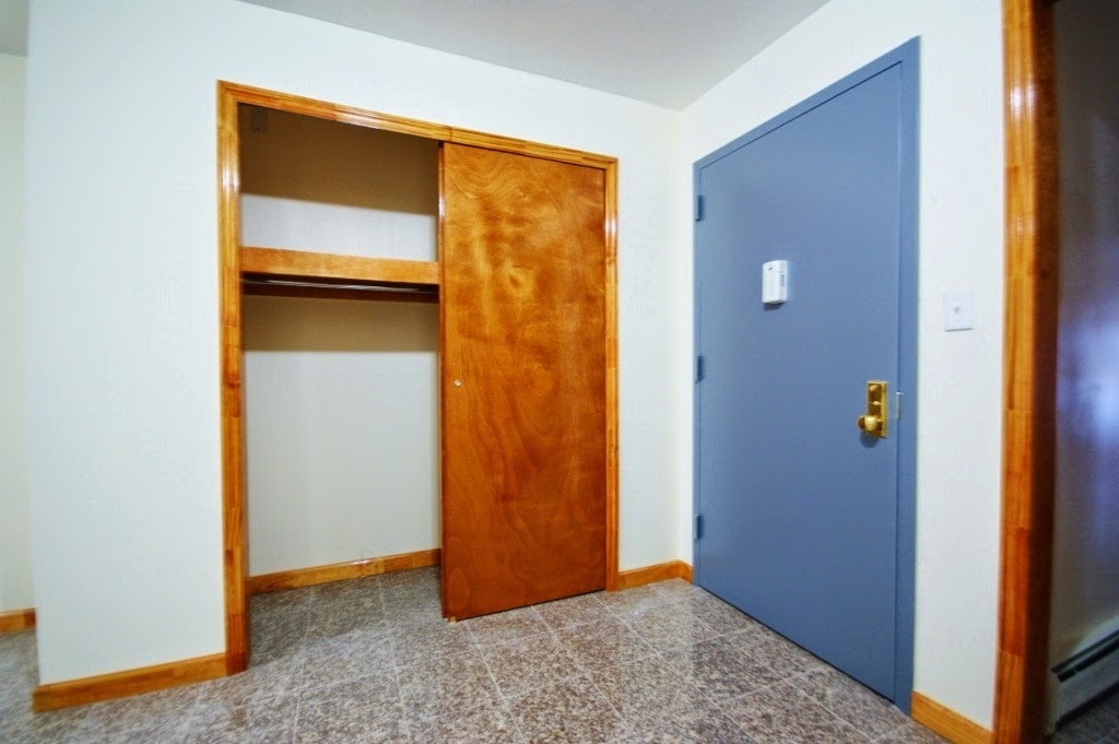 door/closet - 451 51st St