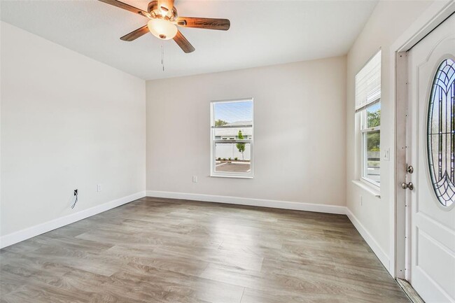 Building Photo - 650 E Tarpon Ave