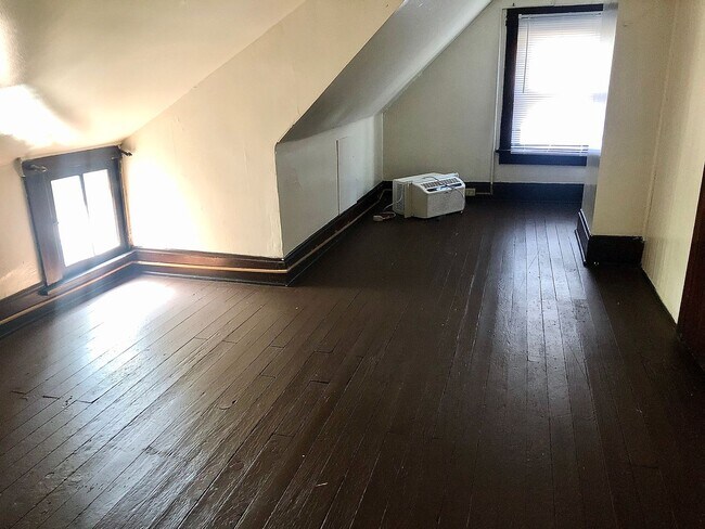 Building Photo - 5 Bedroom House - Walking distance from Central Campus