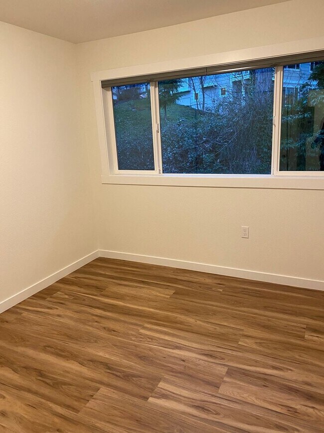 Building Photo - Updated 2bed/1bath Apartment in Prime Redmond Location!