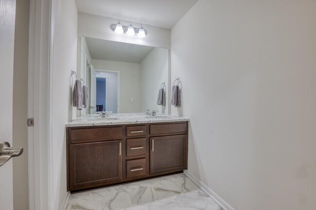 Building Photo - 2832 Fairgrove Cres
